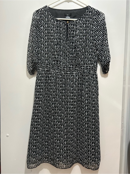 Ann Taylor Dresses & Skirts - Ann Taylor Petite Black and White Geometric Print Petite Dress